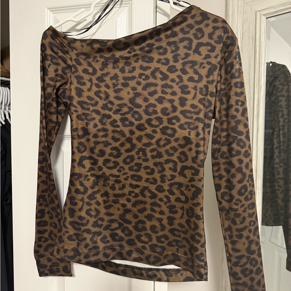 Leopard Print Off-Shoulder Top - Picture 2 of 3